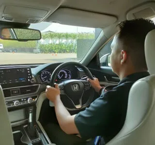 Sewa Mobil vs Ride-Hailing: Mana Pilihan Terbaikmu? 2 sewa mobil voxy