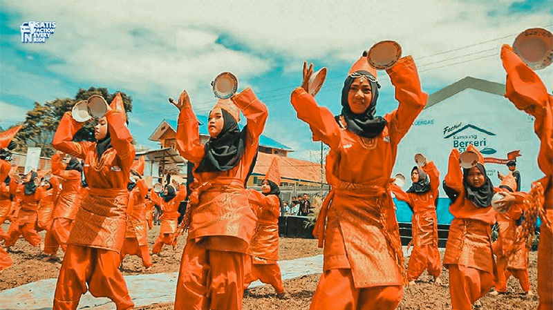 Tari Piring Minangkabau: Adrenalin Keindahan yang Membuat Anda Ingin Menyaksikannya dari Dekat 3 tari piring