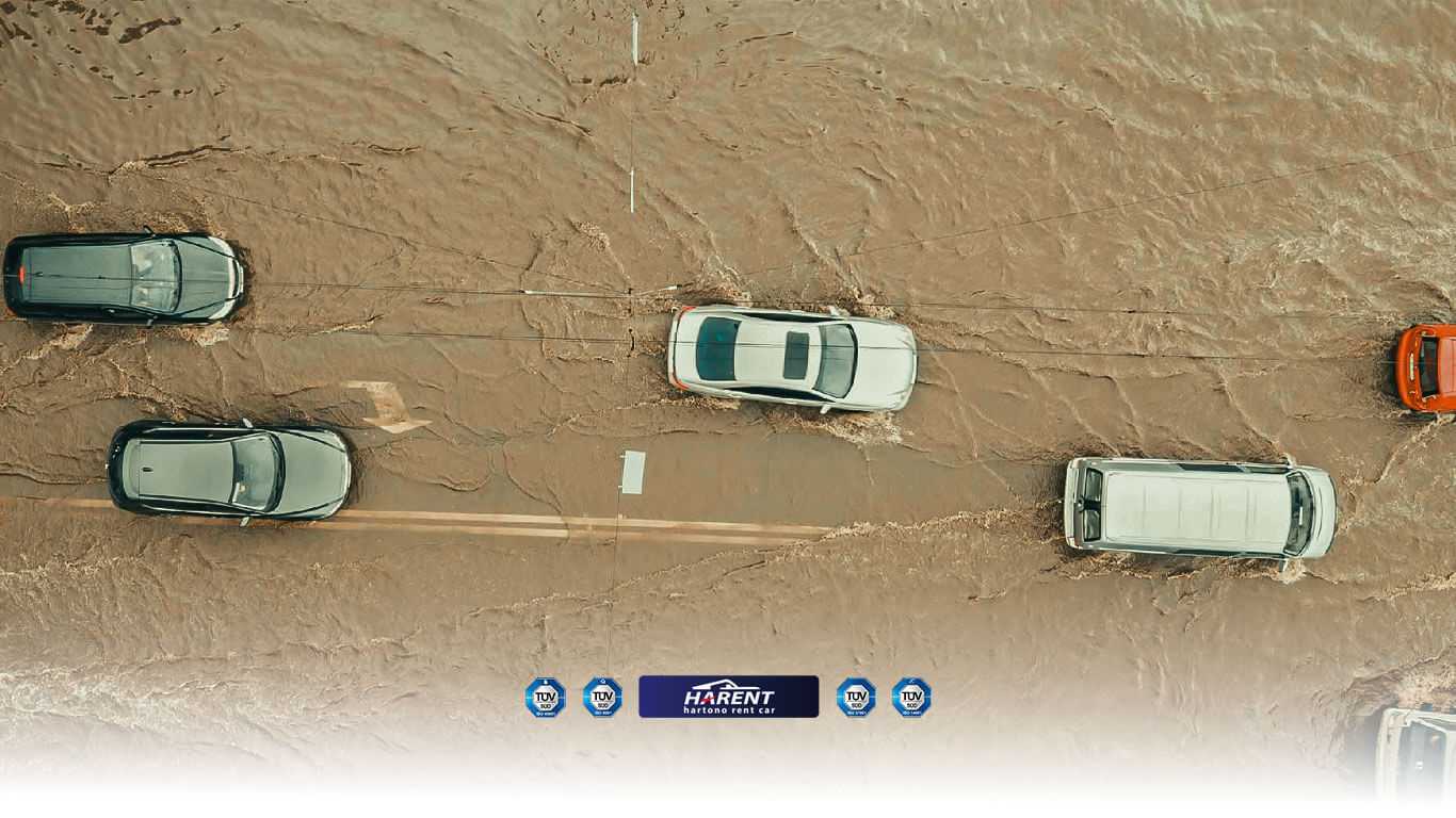 mobil kuat terobos banjir