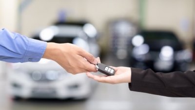 Perbandingan keuntungan sewa mobil bulanan Biaya Sewa Mobil Bulanan 2026: Panduan Lengkap dari Harga hingga Fasilitas