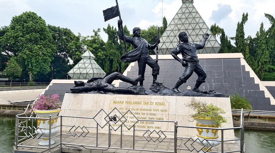 tugu pahlawan destinasi sejarah surabaya