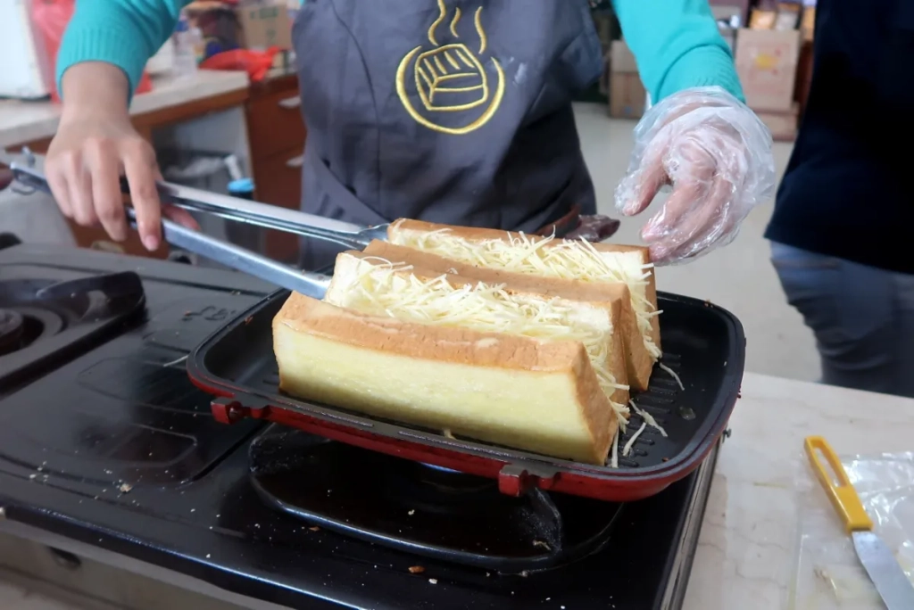 Kuliner dan Oleh-Oleh Bandung, 7 Tempat Ini Wajib Banget Kamu Datengin! 15 cover bolu bakar tunggal 1280x855 1