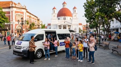Rombongan wisatawan berkunjung ke destinasi Semarang terhits menggunakan layanan sewa mobil harent