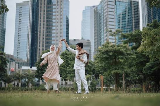 6 Rekomendasi Spot Prewedding Jakarta Tema Taman dan Bunga Estetik 3 pre-wedding Hutan Kota GBK