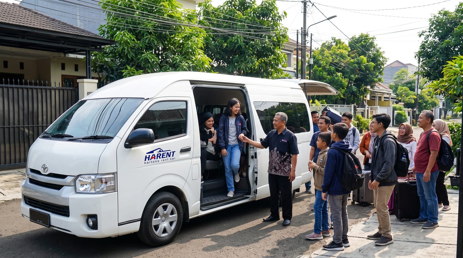 Rombongan liburan bersiap masuk ke dalam Toyota Hiace Commuter 14 kursi dari layanan sewa mobil.